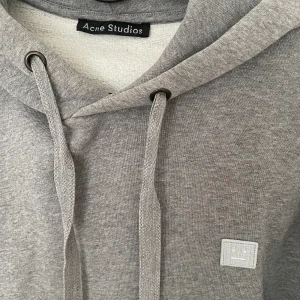 ACNE STUDIOS HOODIE - Använd fåtal gånger! Nyskick! Perfekt färg för höst/vinter 😊 Storlek XXS, men jag är XS/S och den passar 