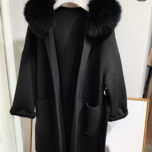 Svart kappa  - Svart kappa använt 3 gånger köpt för 4500kr säljs nu för 1000kr. Onesize så passar dig som bär xs/s/m L också. Hör gärna av er