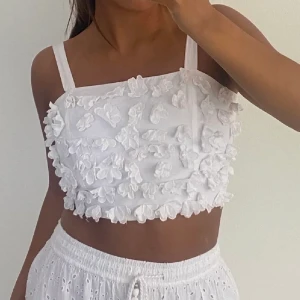 Top från Zara - Skitsnygg topp från Zara, ingen användning av den tyvärr så en ny fin ägare kan köpa och ge den den användning som den förtajänar💞