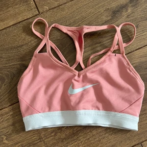 Sportbh, strl XS - Sportbh från Nike, aldrig använd. Storlek XS. Frakt ingår ej i priset.