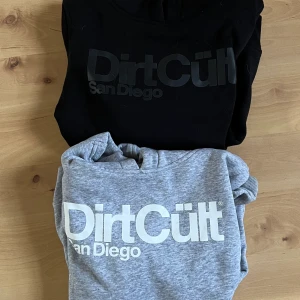 Dirtcult - Två hoodies från dirtcult. Båda använd en gång, så dom är i nyskick. Storlek XS, nypris 699kr/st nu 300kr/st
