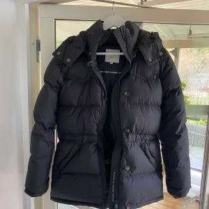 Boomerang alexandra - Säljer min boomerang alexandra jacka i superfint skick! Storlek S. Mörkblå