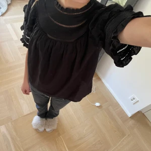 Blus - Så snygg blus med broderier🖤Aldrig använd!!