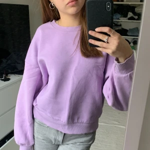 Lila tröja  - Säljer denna fina lila sweatshirt från Gina Tricot! Den är storlek S skulle säga den passar Xs-M! Knappast använd då jag inte tycker lila passar mig.  Säljer även en grön likadan!!! Köparen står för frakt!📦💕