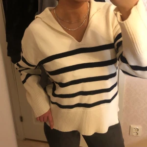 vit stickad tröja - Bara testad, från zara, säljer då jag it tror jag kmr få en användning av den💗 kom privat för fler bilder om ni är intresserade!  