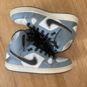 Nike skor - Säljer nu mina nike skor, vet ej vilken modell det är men syår force på framsidan av dem. Säljer då det är för stora.