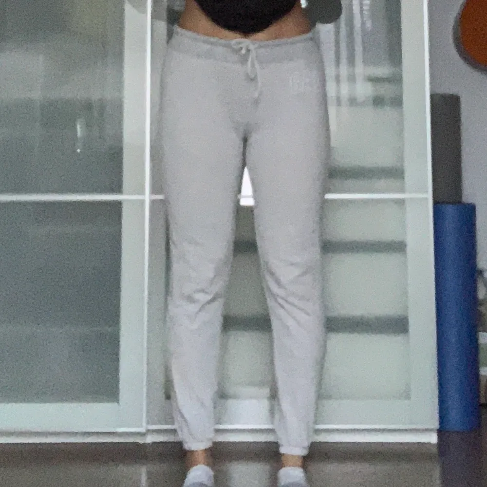 Ett par basic gråa mjukis byxor från GAP i storlek S. I bra skick.. Jeans & Byxor.