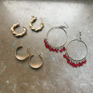 olika örhängen  - olika fina örhängen! 40kr styck och frakt kostar 13kr💕💕💕