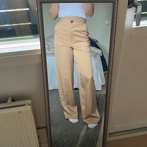 Kostymbyxor från nakd  - Beige kostymbyxor från nakd i storlek s, jätte fint skick aldrig använt. Tighta i midjan och i rumpan. Jag är 170 och de perfekt längd för mig.