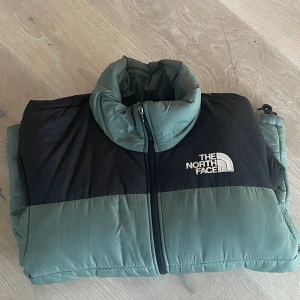 North Face puffer jacket  - Skön snygg och varm vinterjacka i storleken S. Frakt betalas utav köparen. Priset kan diskuteras, skriv till mig om du har några frågor.