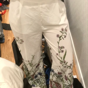vita bikbok byxor med blommor på benen - ett par jätte fina vit/blommiga byxor från bikbok i storlek S