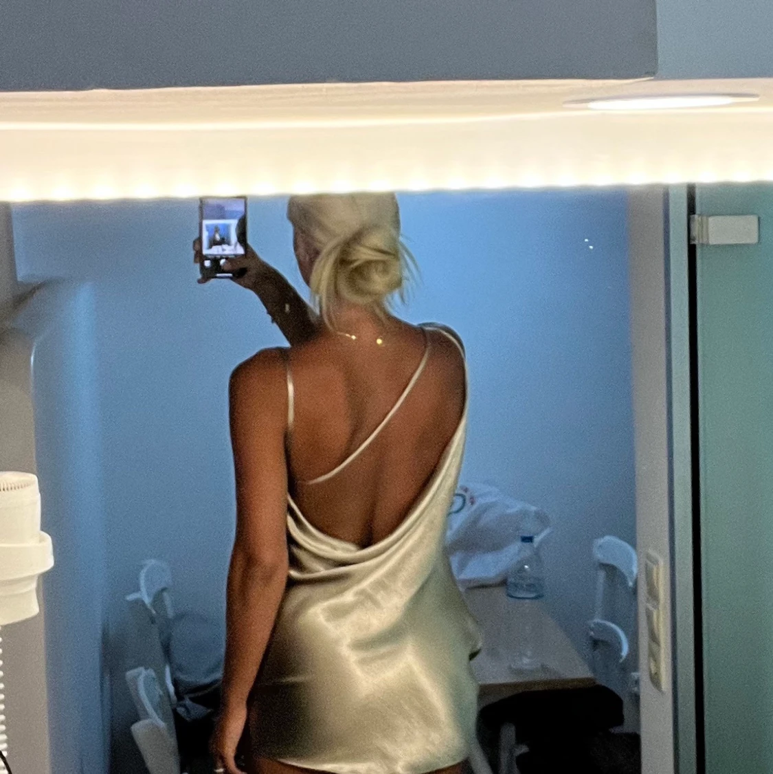 Klänning med öppen grund  - 90