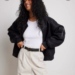 Bomber jacka - Denna jackan ifrån NA-KD använd två gånger. Nypris 900kr, står ej för frakt.