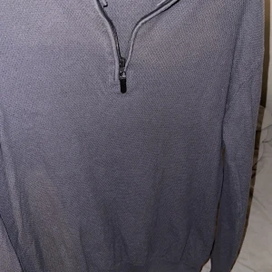HALF ZIP - tja säljer denna half zip från boozt size s Väldigt fint skick då den bara används två gånger pris 250