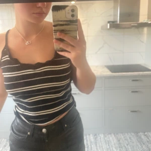 Topp - Linne från bikbok i strl S. Randigt med lite volanger vid urringningen. Lite tjockare i materialet och justerbara band. I mycket bra skick. 