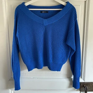 Blå stickad tröja - Använd max 2 gånger. Säljer då den inte passar längre. 