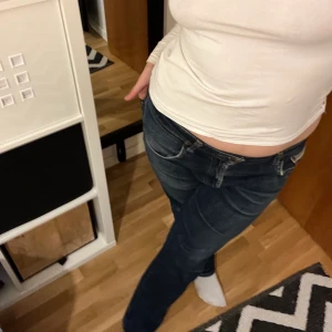 Low Rise mörkblå jeans - Ett par jeans som tyvärr inte kommit till användning pga bruk av liknande jeans. Frakt tillkommer!