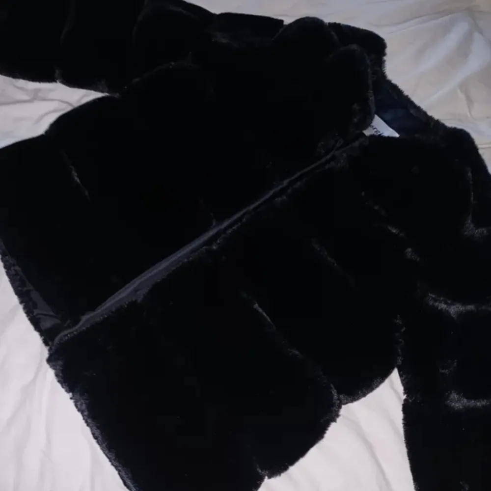 Jättefin alldeles oanvänd pälsjacka köpt från miinto för 900kr. Kommer inte till användning. Går att stänga med krokar. Har 2 fickor. Storlek S/M men sitter som en S 🖤 . Takit.