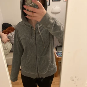 Cubus Hoodie  - Säljer denna hoodie för att jag inte har plats. Velour från början men har nog tvättats bort med tiden då jag är andra person som har den men jätte skön tröja ändå.   Köparen står för frakt, osäker på vikt dock Undrar du något skicka ett dm till mig.<3