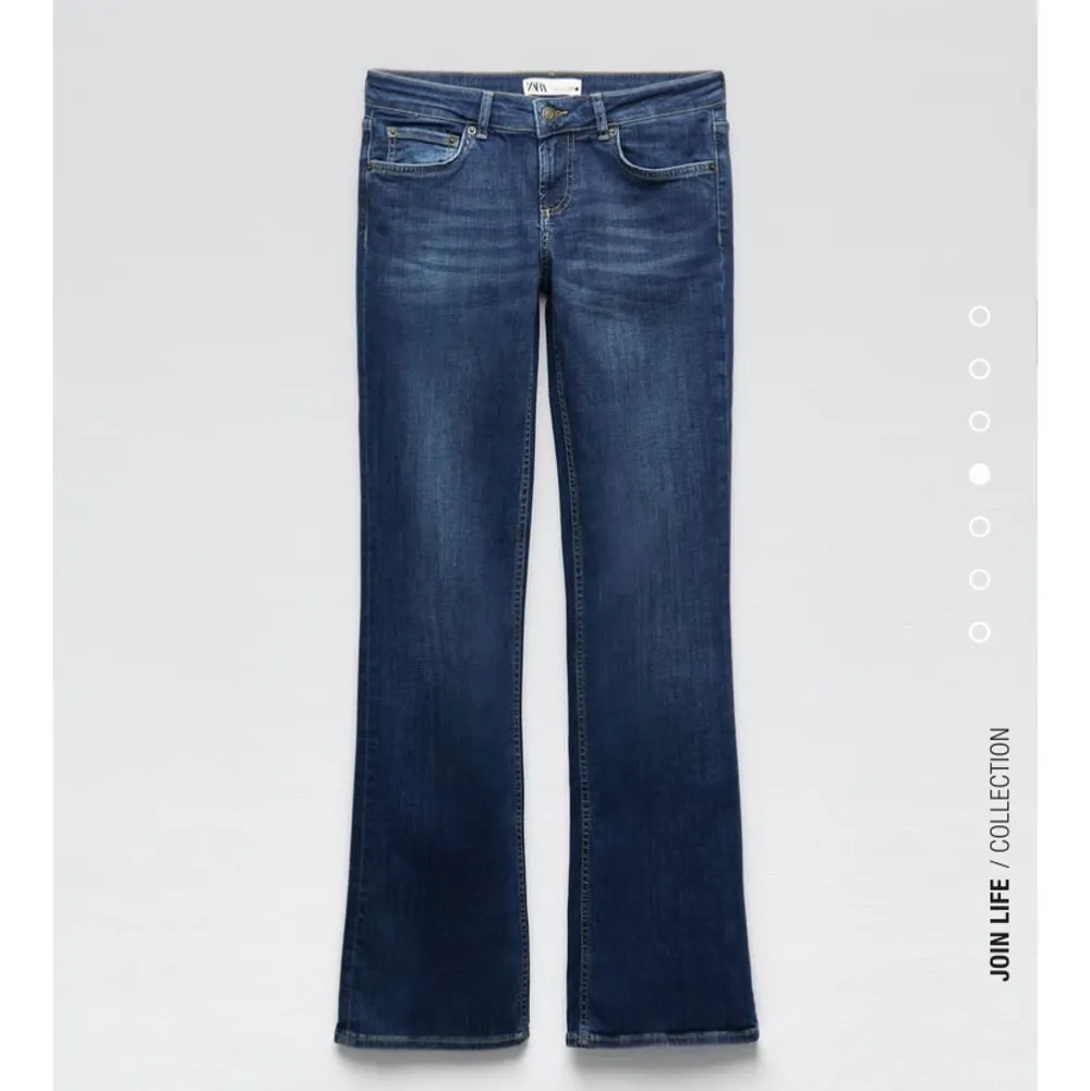säljer dessa jättefina, helt oanvända jeans med prislapp kvar från zara. i storlek 34🫶🏼 kontakta vid vid fler frågor. Jeans & Byxor.
