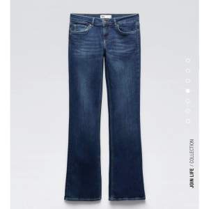 säljer dessa jättefina, helt oanvända jeans med prislapp kvar från zara. i storlek 34🫶🏼 kontakta vid vid fler frågor