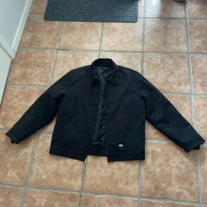 Dickies höstjacka  - En perfekt snygg höstjacka med varmt foder som håller en varm. Jackan är i jättebra kvalitet och håller hur bra som helst. Den är medans använd 4-5 gånger under förra året. Jag är 187 och jackan är lite kort på mig men passar bra.  Skriv om några bekymmer