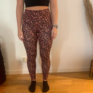 Träningstights  - Lite bortskavd reflex på sidan av vänster ben. Annars bra skick och otroligt sköna! Snörning i midjan. Jag är 168cm för jämförelse. 