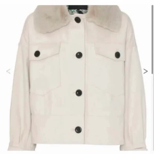 Meotine kappa  - Säljer en jättefin kappa ifrån MEOTINE. Använd 3 gånger och är som ny! Nypriset är 2800kr. Storlek L men passar mig som har xs! Köparen står för frakten 💞💞