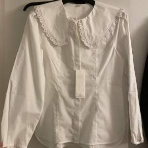 En underbart fin bomullsskjorta från Arket 🙌. Den är aldrig använd och är i perfekt skick. Jag säljer eftersom plagget inte passar mig. 