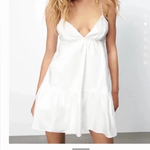 Zara klänning  - Super fin zara klänning som passar till alla olika tillfällen! Bra skick! 