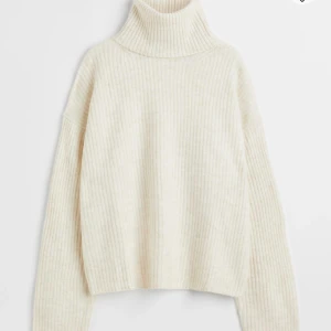 Overzise Polotröja - Stickad polotröja från HM.  Aldrig använd, endast provat på.  Storlek S.  Original pris, 200kr Mitt pris, 150kr