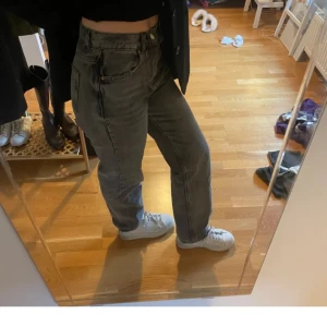 Gina jeans 💓 - Gråa jeans från gina! Säljer dom då dom är för stora på mig 💕 köpta här på plick!💞