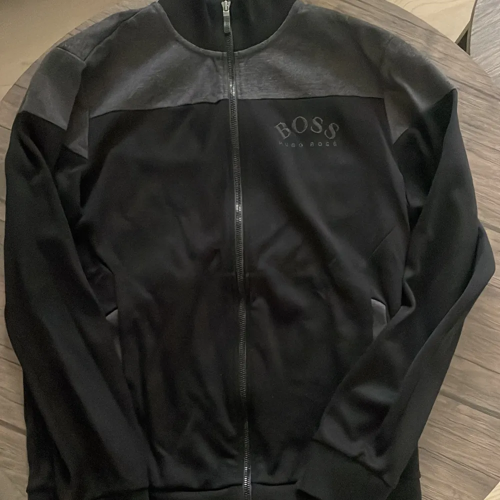 Hugo boss full zip strl M, färg svart Nypris: 1999kr. Tröjor & Koftor.