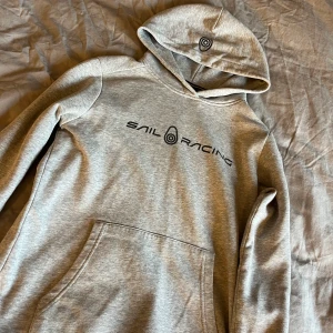 Hoodie  - Hoodie från sail racing, storlek 150 men sitter som en xs/s. Använd fåtal gånger.