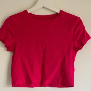 Topp - En mörkrosa topp, jag tycker den är liten i storleken. Använd någon enstaka gång.