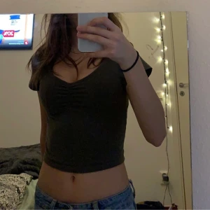 Grön T-shirt  - En grön T-shirt från h&m som jag har använt Max 5gånger 