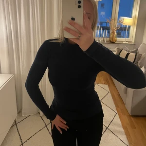 Polotröja Weekday - Snygg polotröja i marinblått från Weekday!💗 Oanvänd så väldigt bra skick!! Skulle säga att den passar xs-m💗