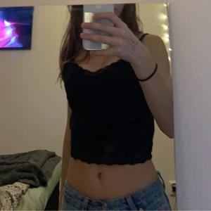 Svart linne - Ett svart linne som har används Max 15gånger och är inte sönder någonstans