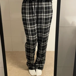 Pyjamasbyxor - Pyjamasbyxor köpta på Sellpy, jag är ca 175 cm💕