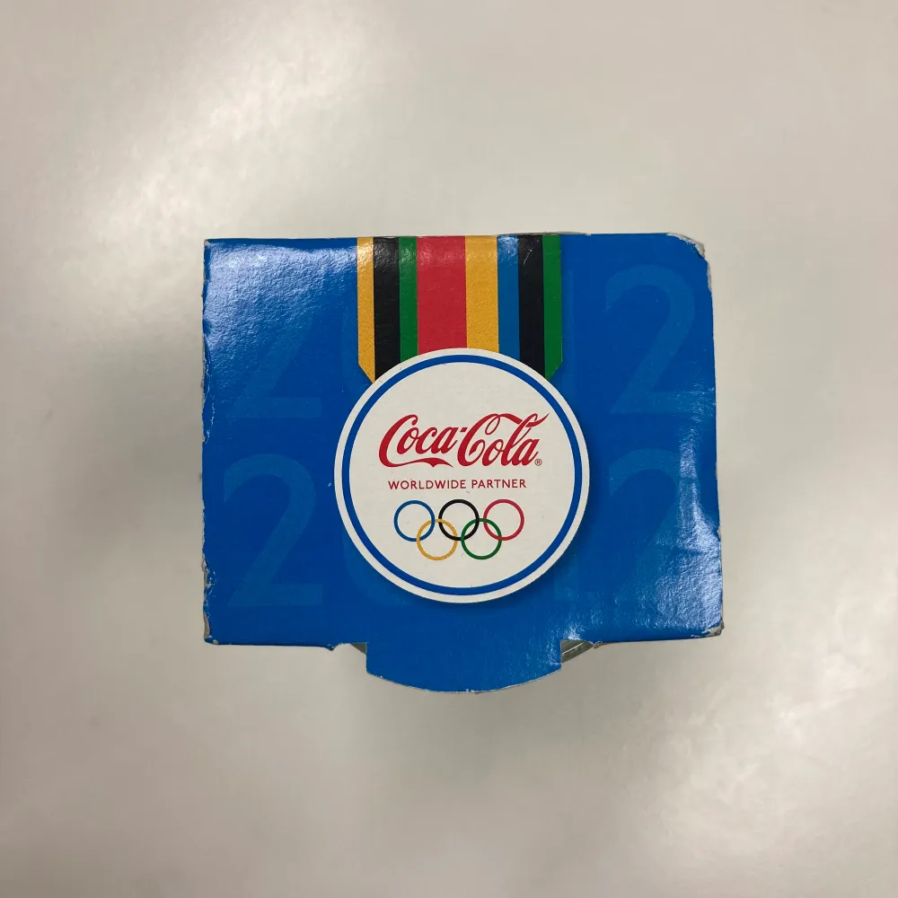Limiterat Coca-Cola glas från de Olympiska spelen i London 2012 med armband. Förpackningen är lagad med lite tejp på baksidan. Svårt att få tag i. Mycket bra pris!. Övrigt.
