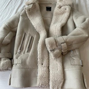 Jacka  - Jättefin jacka som är nästan ny, har använt den några gånger, ska sälja den på grund av fel storlek. 