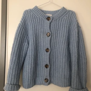 Stickad tröja - Ljusblå stickad tröja från hm i ull Nästan aldrig använd