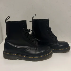 Helt nya äkta dr martens  - Säljer mina helt nya oanvända klassiska Dr Martens till ett bra pris. Nypris ca 1900. Säljer pga inte min stil och behöver pengar. 