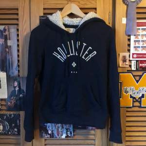 Marinblå hollister hoodie i XS. Den är några år gamla men i fint skick :) 