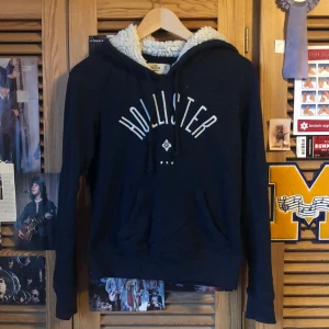 Hollister hoodie - Marinblå hollister hoodie i XS. Den är några år gamla men i fint skick :) 