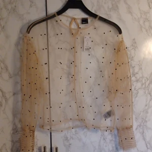 Blus - Genomskinlig blus med prickar på