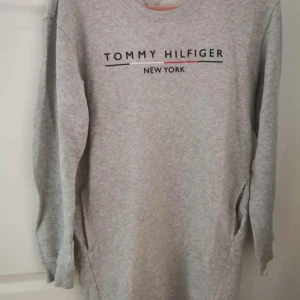 Tommy hilfiger lång tröja - Den är i jättebra skick men kommer inte till användning därför säljer jag den 🤍 köparen står för frakten 