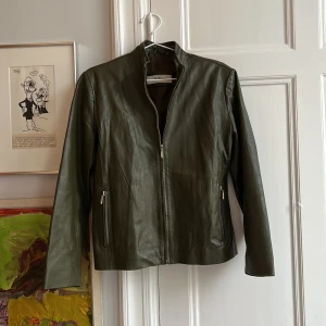 Skinnjacka  - Jacka i olivgrönt skinn  Vintage  Från InWear Storlek S-M Bra skick 