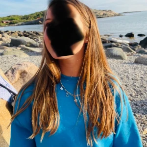Sweatshirt - En fin tröja från H&M i stl XS jag köpte förra sommaren. Den är väldigt lite använd och har därför inga defekter! Super fin sommar färg!  Köpare står för frakt, skriv privat vid frågor💕 Pris går att diskutera  
