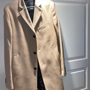 J. Lindeberg - Beige rock Strl. 48 - Säljer min fina rock ifrån J. Lindberg. Rocken är varsamt använd, samt knappt använd på 2-3 år.  Ny pris: 4999kr
